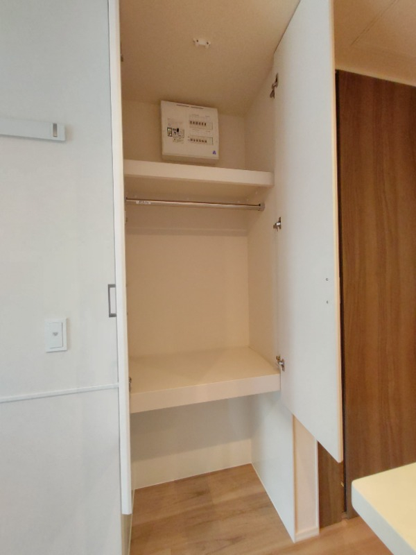 リビングにも収納ついています