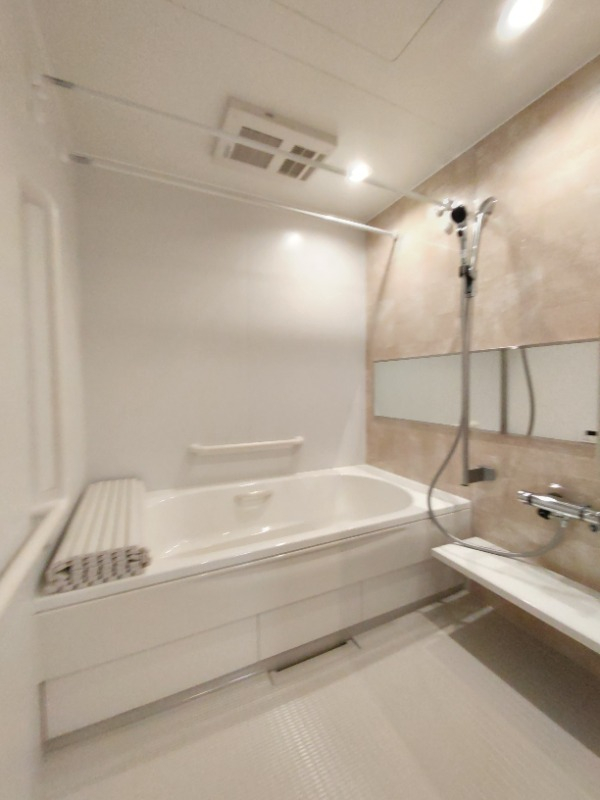 清潔感のある広めのお風呂です