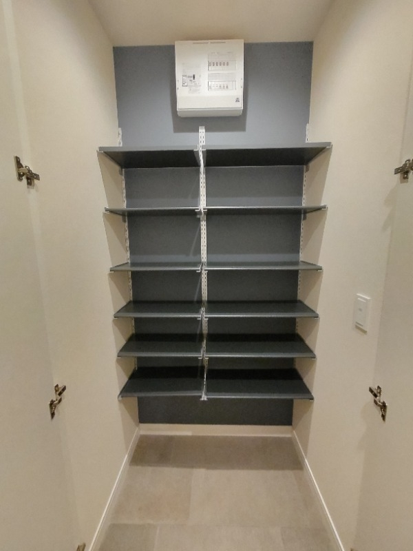 奥行きのある玄関収納にはいろいろ収納できそうです