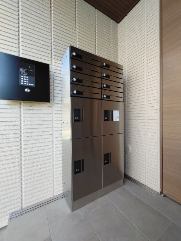 宅配ボックスがついています