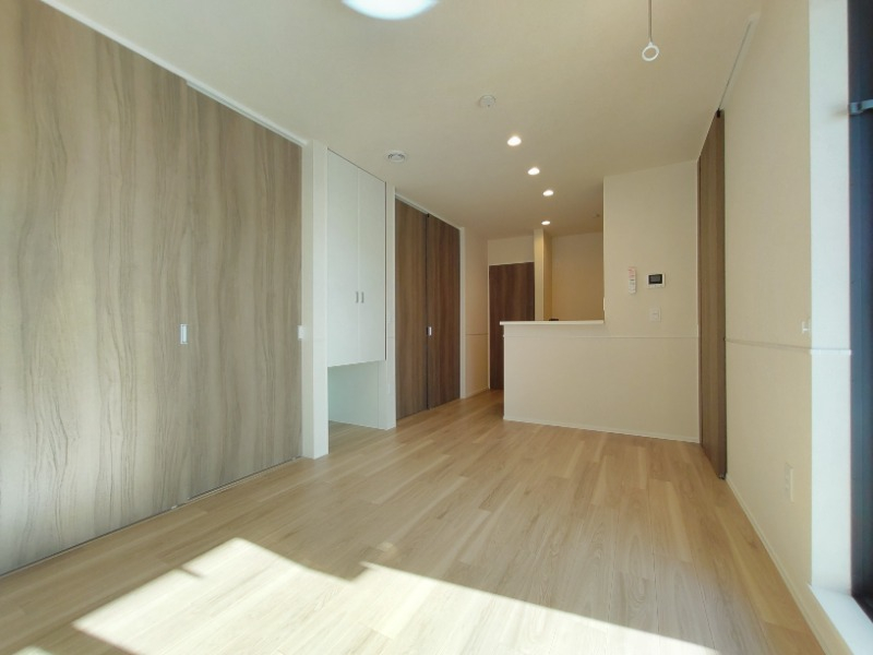 光が差し込む明るいリビングです