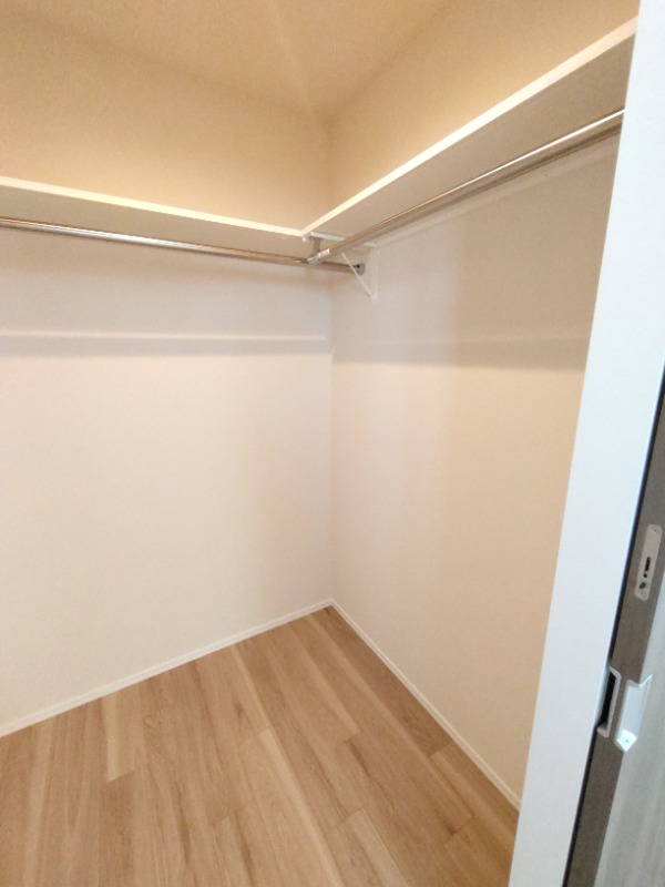 ウォークインクローゼットが便利です