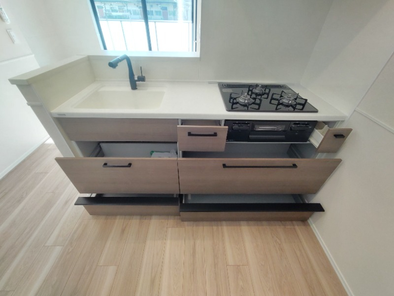 収納豊富な人気のカウンターキッチンです