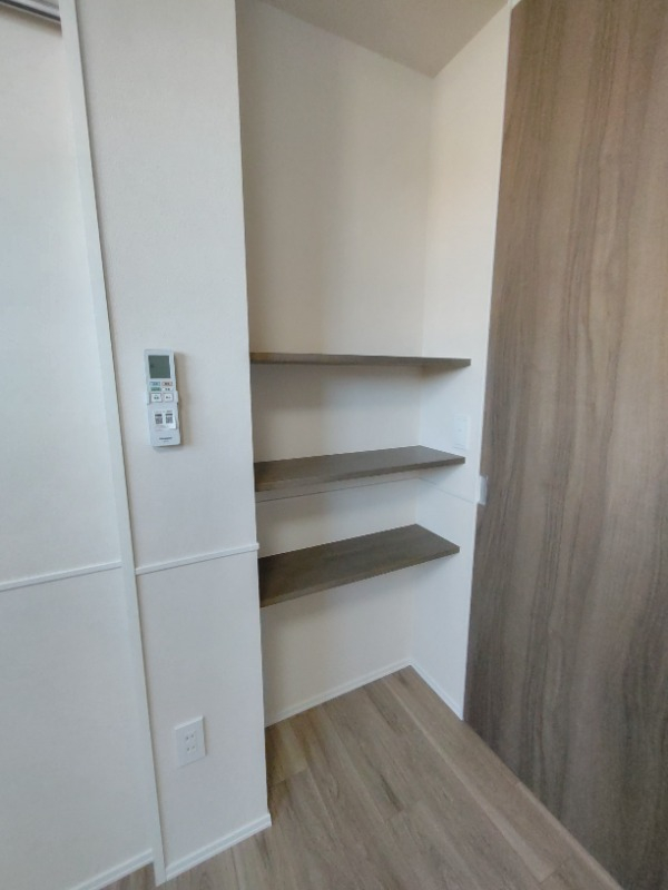 洋室5.7帖には便利な棚がついています