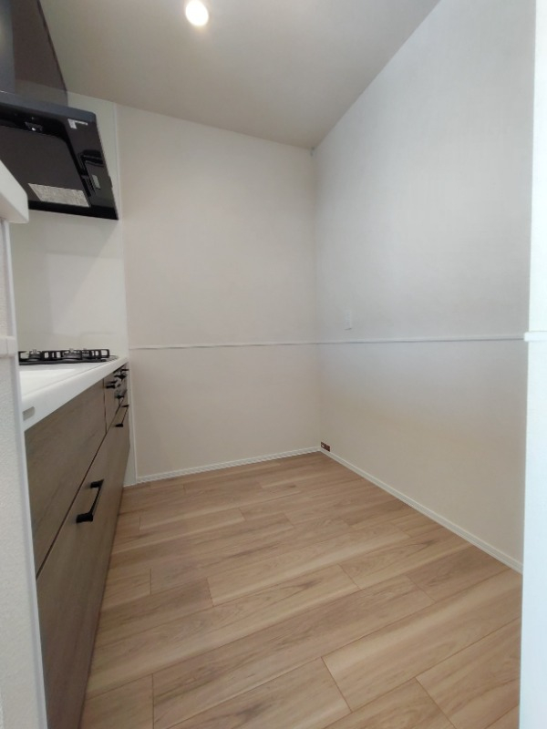 キッチン後ろにも十分スペースがございます