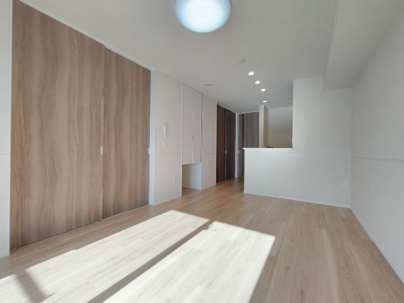 光が差し込む明るいリビングです