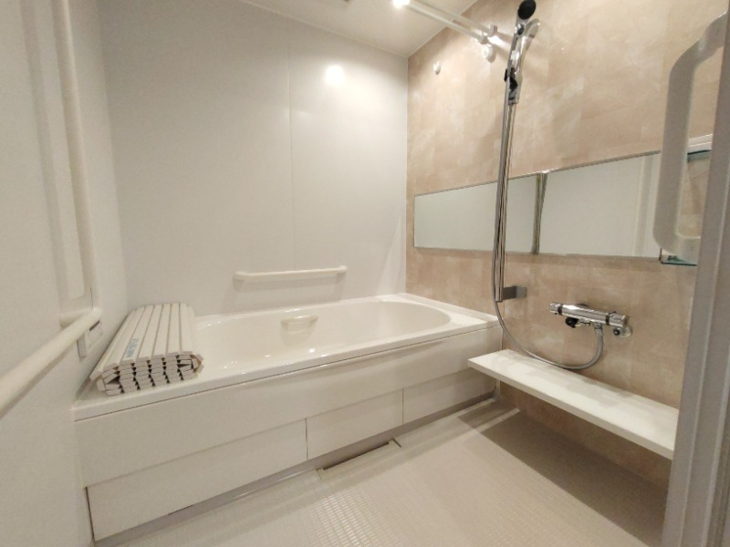 広い湯舟が特徴的なお風呂です