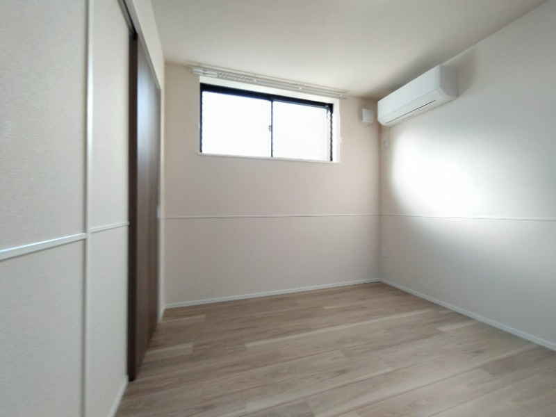 光が差し込む洋室