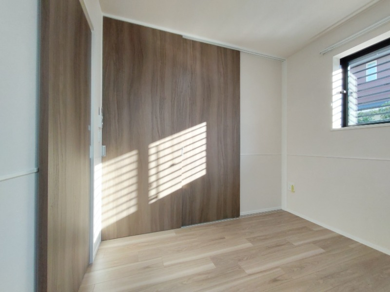 光が差し込む洋室です