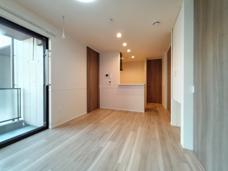 窓が大きな明るいリビングです