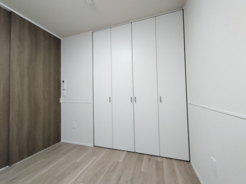 収納豊富な洋室です