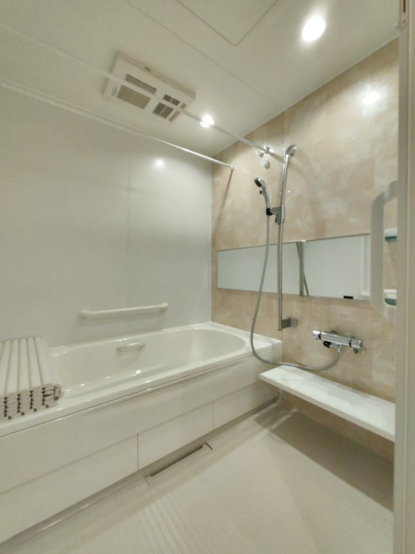 明るい色のパネルが映えるバスルーム※別部屋参考写真