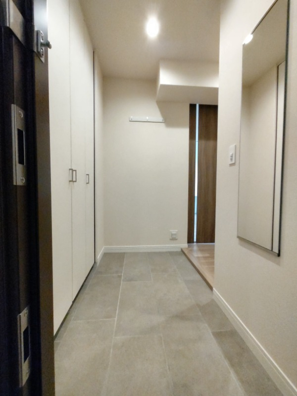 奥行きのある広めの玄関です