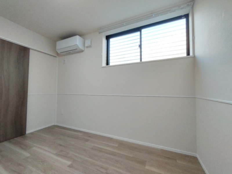 窓がある明るい洋室です