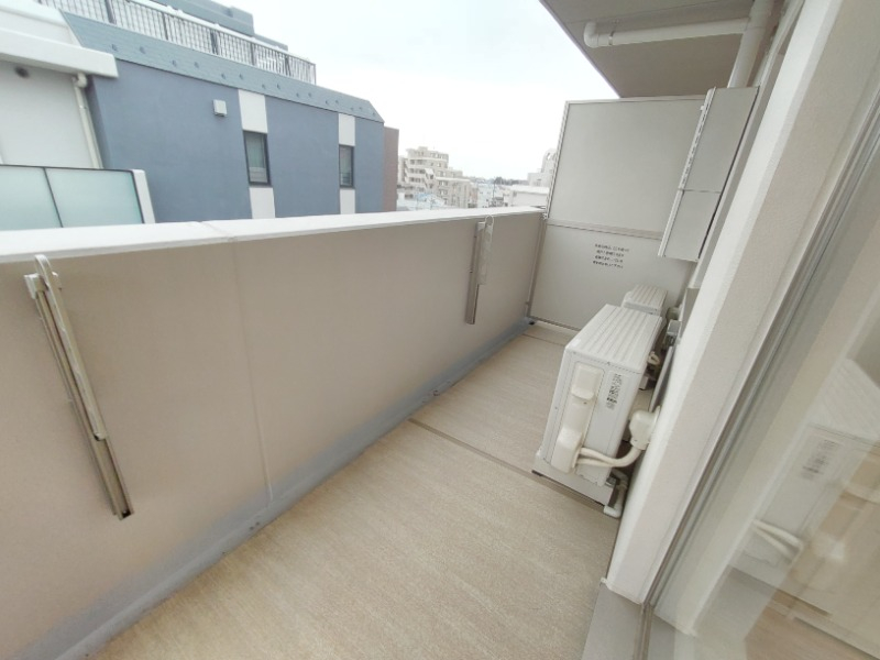 布団を干してもゆとりあるバルコニー