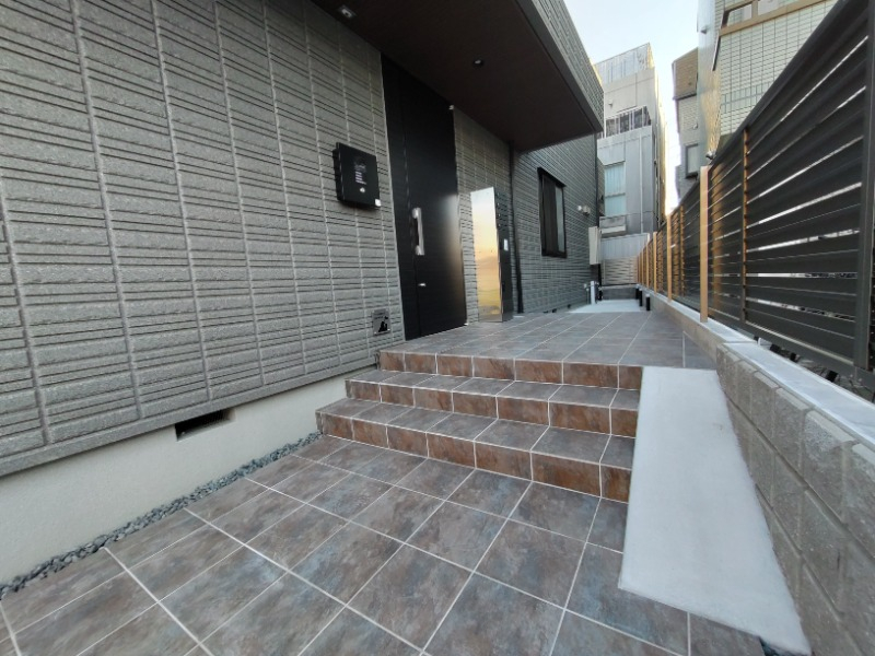 スロープ付きエントランス