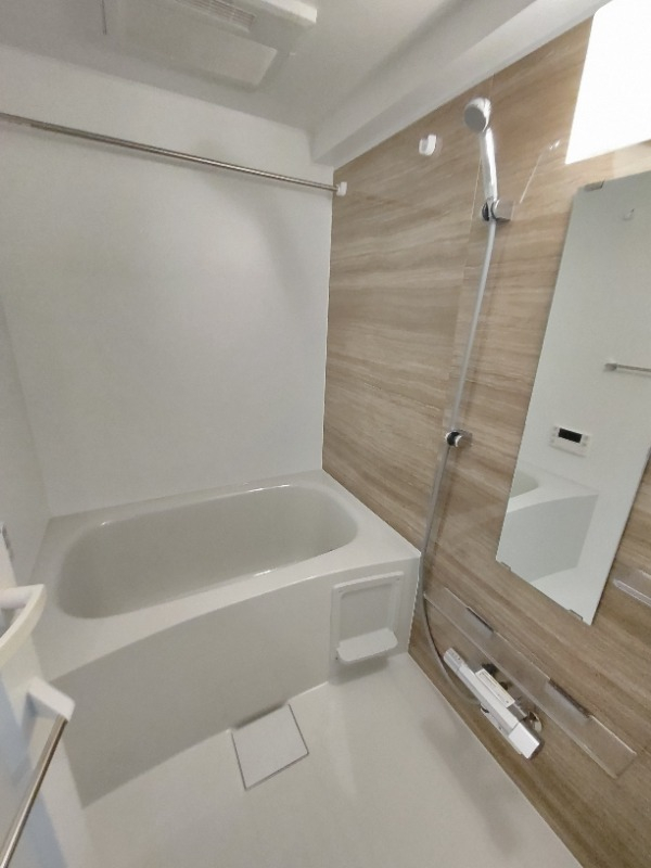 木目調のパネルが映えるバスルーム