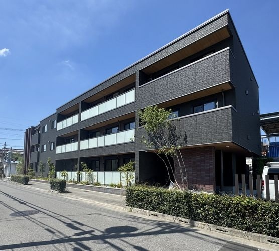 重厚感のあるおしゃれな外観の築浅シャーメゾンです