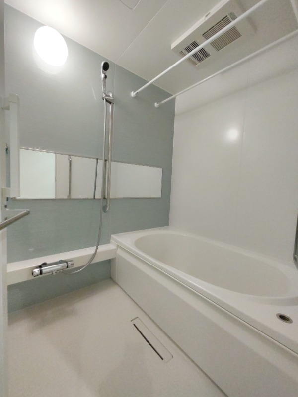 パネルがおしゃれな清潔感のあるお風呂です