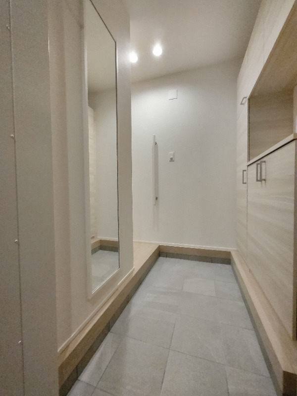 姿見がついた収納豊富な玄関です
