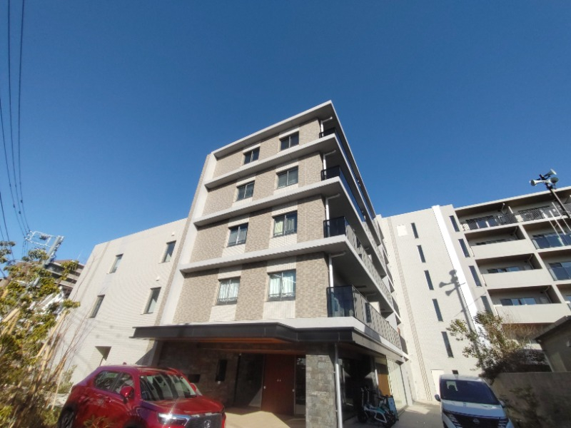 駅徒歩12分の好立地に佇む高級感あるマンション