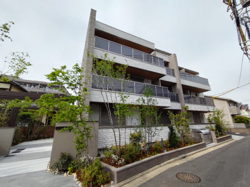 閑静な住宅街に建つ緑豊かなマンションです