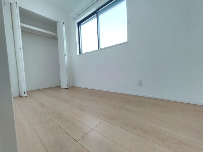 窓のついた3階3.1帖の洋室