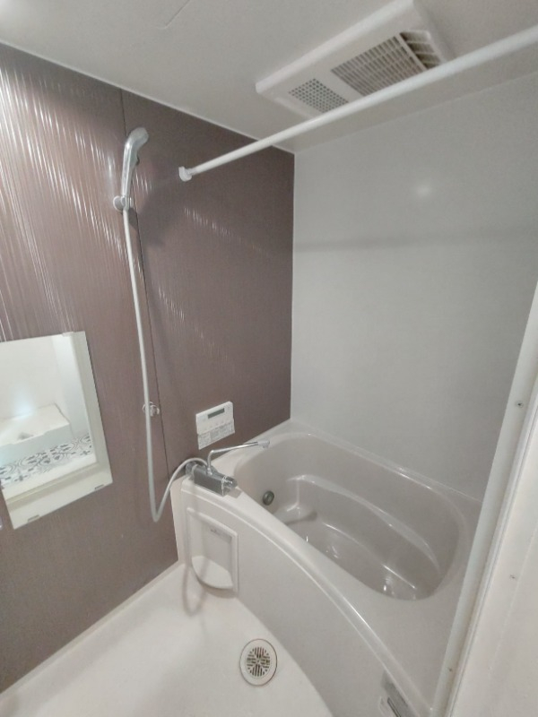 パネルが映えるバスルーム