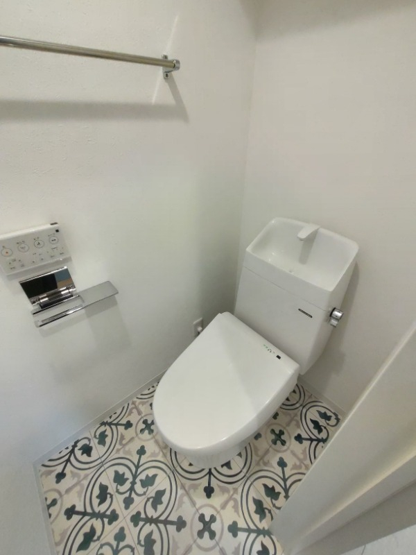 タイル調の床が特徴的なトイレ