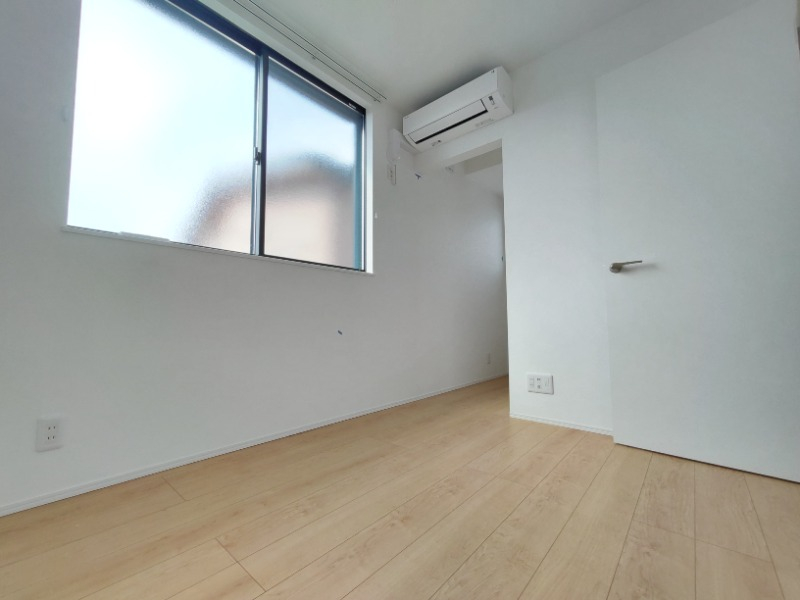 2階4.9帖の洋室は2面採光