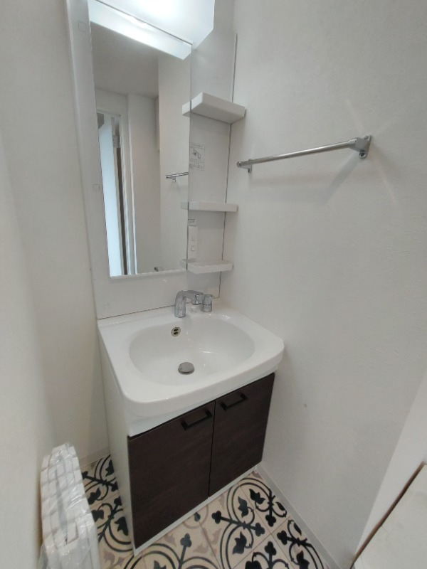 洋風タイルのオシャレな独立洗面所