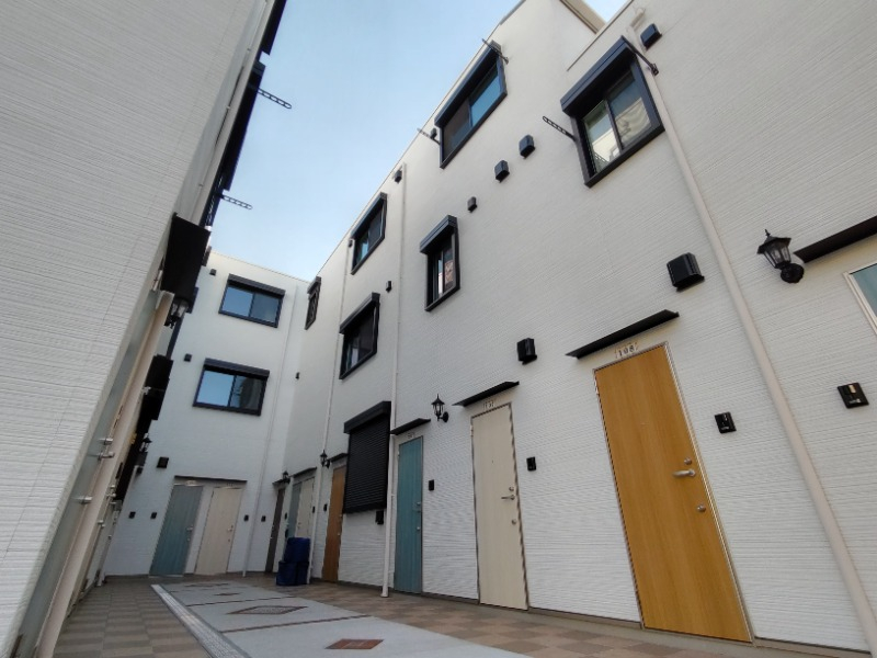 各部屋ドアの色が特徴的なエントランス