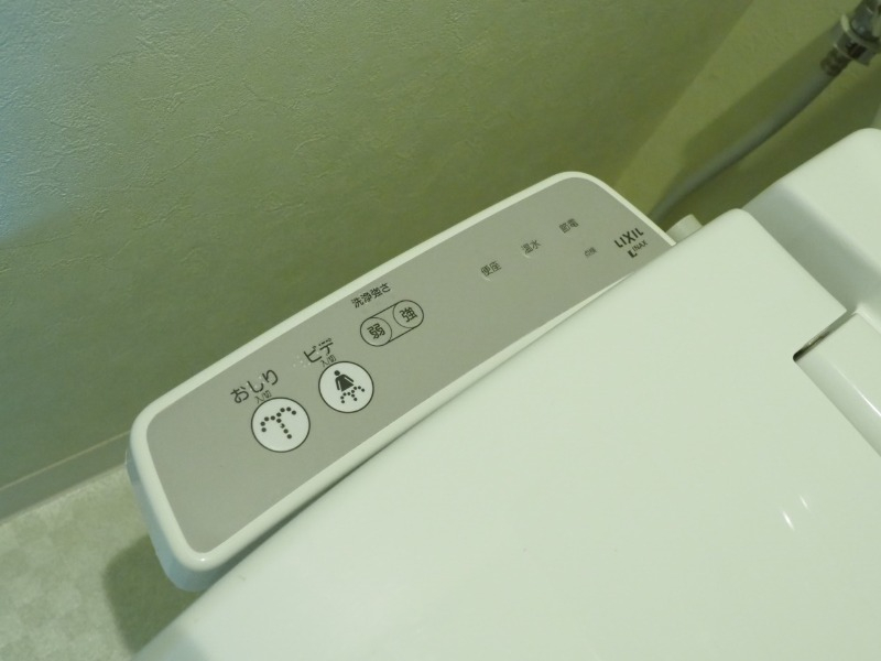 トイレは温水洗浄便座です。