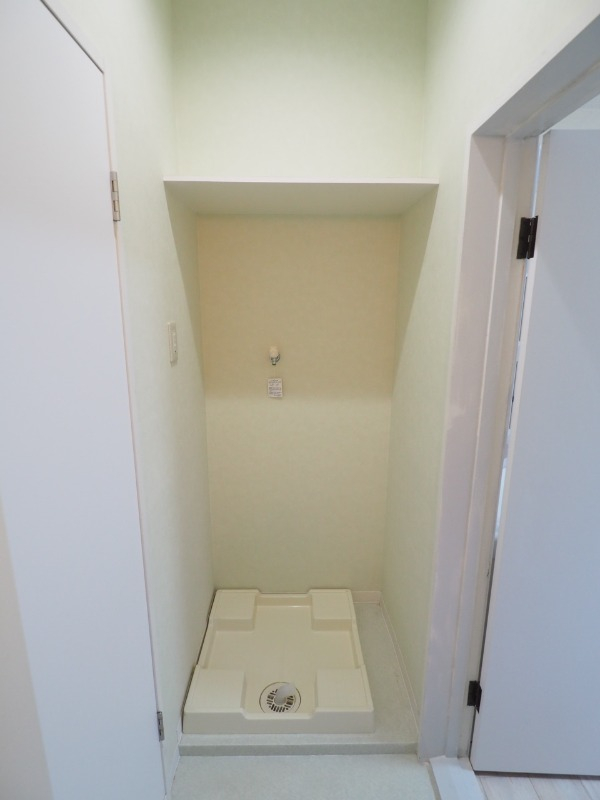 防水パン付きで安心の洗濯機置場。