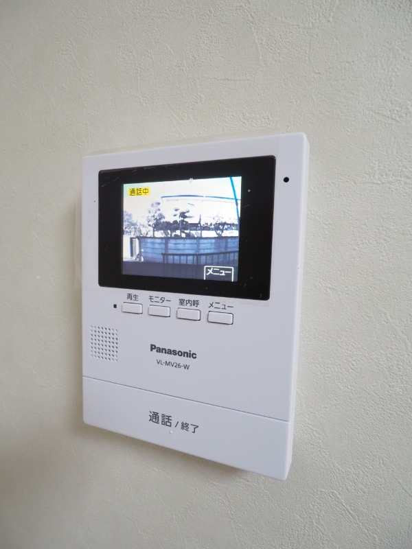 モニターで来客を見られる安心設備。