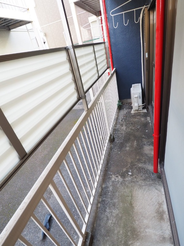 目隠しとバルコニーがあるので安心です。