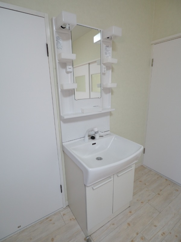 シャワー付き洗面台は人気の設備。