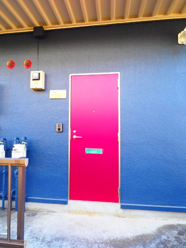 かわいいビビットカラーの玄関ドア