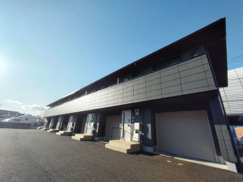 ガレージハウスタイプの高級感ある建物