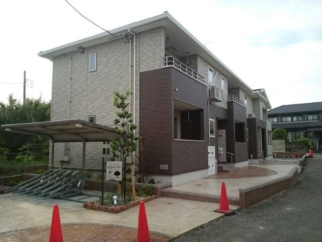 閑静な住宅地にある外観タイル張りのアパートタイプ