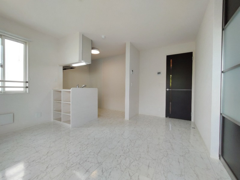 白を基調とした明るいLDKですね