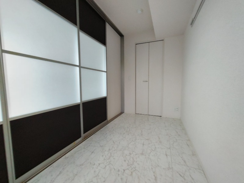 奥行きのある4帖の洋室です