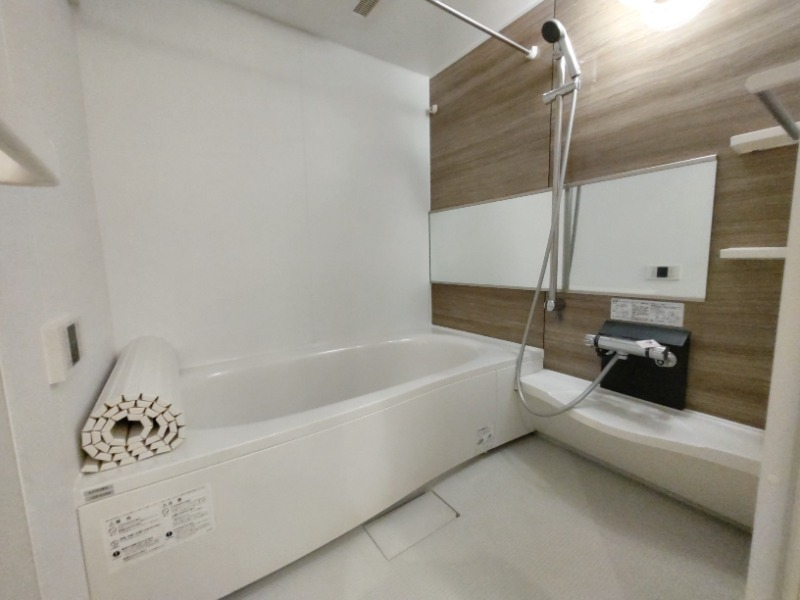 パネルがおしゃれな清潔感のあるお風呂です