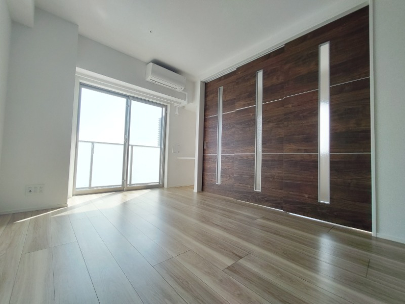 木目調のフローリングが綺麗なリビング