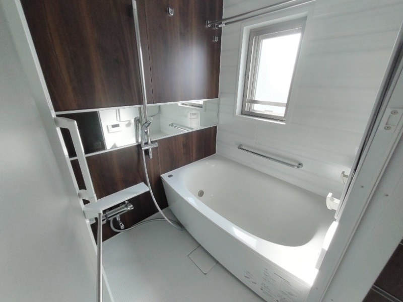 窓付きで高級感のあるパネルのあるバスルーム