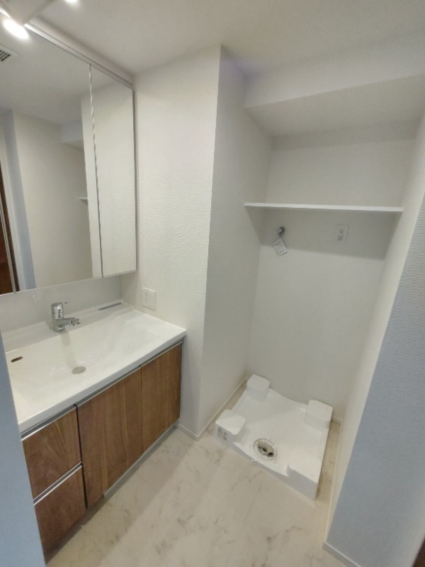 独立洗面台には三面鏡付き