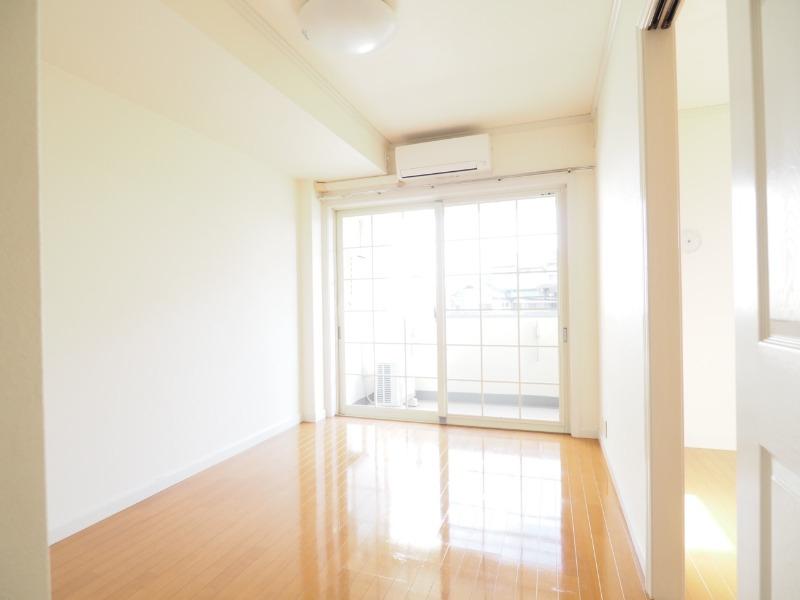 リビングは南向きで明るい。これは別部屋の写真です。