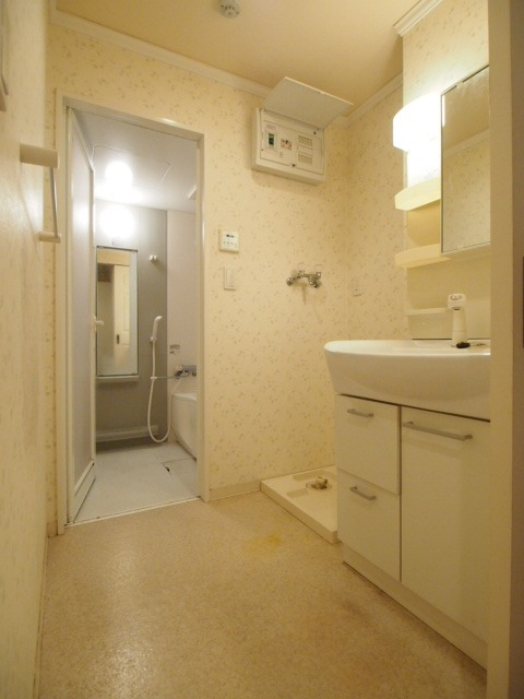 脱衣スペースも十分にあります。これは別部屋の写真です。