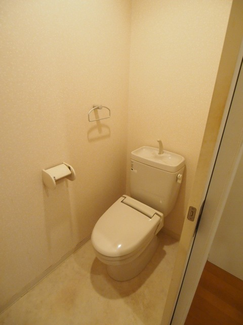 トイレも清潔感のある空間。これは別部屋の写真です。