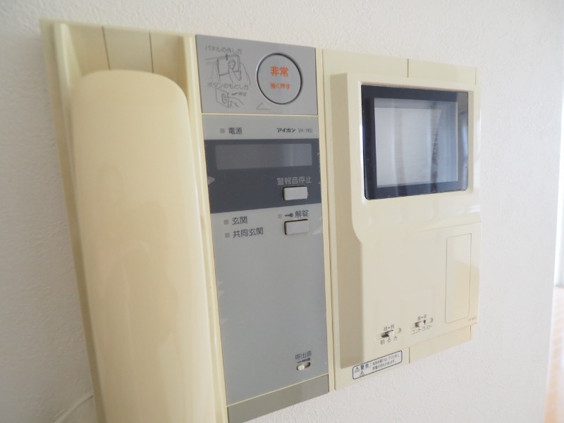 モニター付きで安心のインターホン。これは別部屋の写真です。
